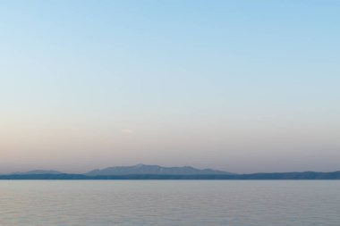 Yaz sabahı Hırvatistan kıyılarından yakalanan Brac ve Hvar adalarının puslu siluetleri