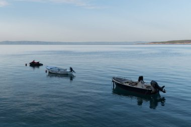 Hırvatistan 'ın Brela turistik beldesi yakınlarındaki Adriyatik Denizi' nde demirli tekne yaz sabahı
