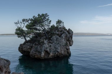 Brela 'nın sembolü, Hırvatistan' ın Punta Rata plajı olan turistik tatil beldesi Brela 'nın hemen dışındaki küçük bir kaya adası olan 