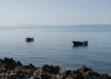 Hırvatistan 'ın Brela turistik beldesi yakınlarındaki Adriyatik Denizi' nde demirli tekne yaz sabahı