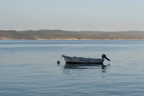 夏季上午在克罗地亚Brela旅游胜地附近的亚得里亚海停泊的船只 — 图库照片