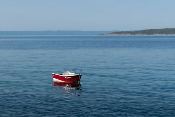 夏季上午在克罗地亚Brela旅游胜地附近的亚得里亚海停泊的船只 — 图库照片