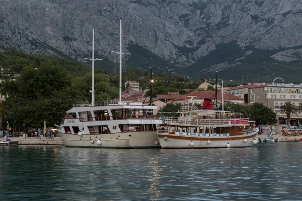 Statki Zacumowane Adriatyku Przystani Kurorcie Turystycznym Baska Voda Chorwacja Przeciwko — Zdjęcie stockowe