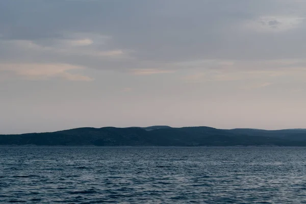 黄昏时带着波涛汹涌的亚得里亚海和克罗地亚布拉克岛轮廓的海景 — 图库照片