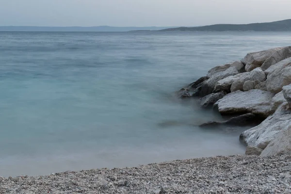 Adriatic Seascape Pebble Beach Rocks Hazy Silhouettes Islands Distance Dusk — 图库照片