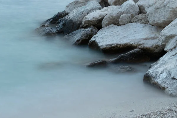 海滨的细节 湿岩和卵石海滩的风景 抽象的水 — 图库照片