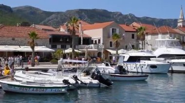 Hırvatistan 'ın Hvar adasında Jelsa limanındaki tekneler
