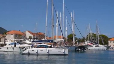 Hırvatistan 'ın Hvar adasında Jelsa limanındaki tekneler
