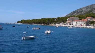 Hırvatistan 'ın Brac adasındaki Bol kasabasının Adriyatik Denizi' ndeki hareketli bir gemiden manzarası