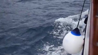 Geminin pruvası yelken açarken dalgaları keser.