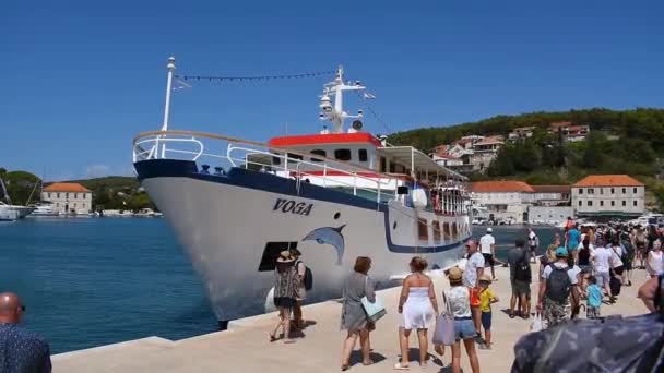 Turistbåt Och Turister Hamnen Jelsa Hvar Kroatien — Stockvideo