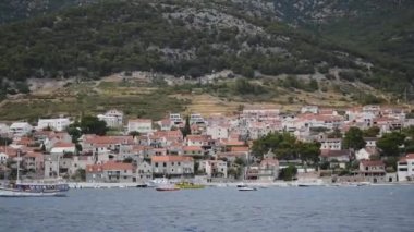 Hırvatistan 'ın Brac adasındaki Bol adlı turistik yerin görüntüsü möleyen bir tekneden