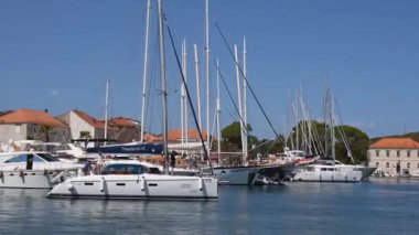 Hırvatistan 'ın Hvar adasında Jelsa limanındaki tekneler