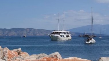 Hırvatistan 'ın Hvar adasında Jelsa yakınlarına giden gemiler