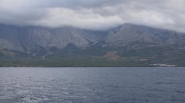 Makarska Riviera ve Biokovo Dağı, hareket halindeki bir turist teknesinden alındı