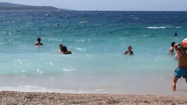 Toeristen Zwemmen Adriatische Zee Het Strand Zlatni Rat Het Eiland — Stockvideo