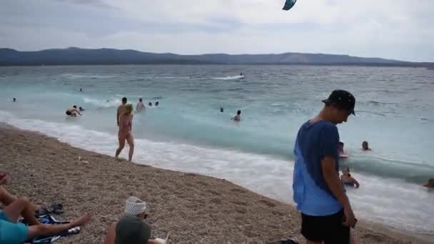 Turister Simmar Adriatiska Havet Stranden Zlatni Rat Brac Kroatien — Stockvideo