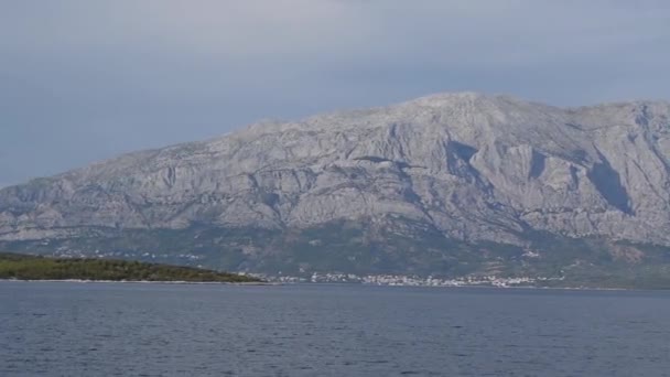 Kilátás Hegyekre Biokovo Makarska Riviéra Mozgó Turisztikai Hajó Adriai Tenger — Stock videók