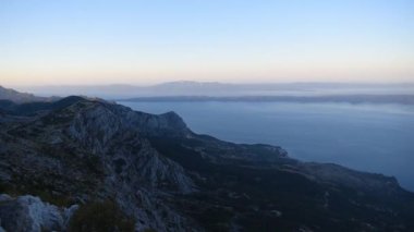 Makarska Riviera 'daki Biokovo Dağı ve Hırvatistan' daki Adriyatik Denizi 'ndeki adalardan görüntü