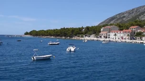 Pohled Město Bol Ostrově Brač Chorvatsku Pohybující Lodi Jaderském Moři — Stock video