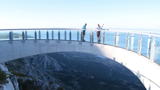 Turistas Skywalk Montaña Biokovo Croacia — Vídeos de Stock