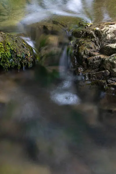 Detalle Corriente Montaña Poco Profunda Agua Fluye Entre Las Piedras — Foto de Stock