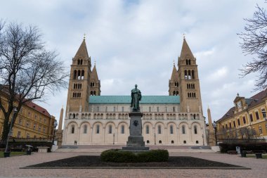 PC Katedrali önündeki Ignac Szepesy heykeli Pecs Macaristan Avrupa 'da