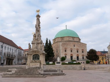 Pecs Macaristan Avrupa 'daki Szechenyi meydanındaki Kutsal Üçlü Heykel ve Pasha Qasim Camii