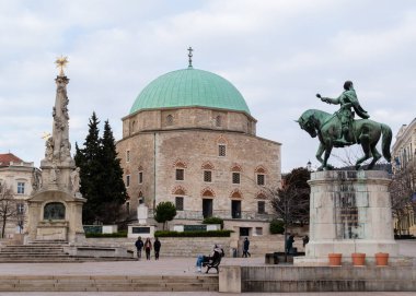 Macaristan 'ın Pecs Avrupa kentindeki Szechenyi Meydanı' ndaki Hunyadi Heykeli, Kutsal Üçlü Heykeli ve Pasha Qasim Camii