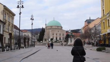 Macaristan 'ın Pecs Avrupa kentindeki Szechenyi Meydanı' ndaki Hunyadi Heykeli, Kutsal Üçlü Heykeli ve Pasha Qasim Camii