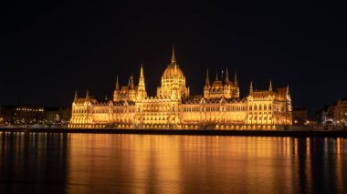 Macaristan parlamento binası Tuna Nehri 'nin karşısından geceleyin Budapeşte Macaristan Avrupa