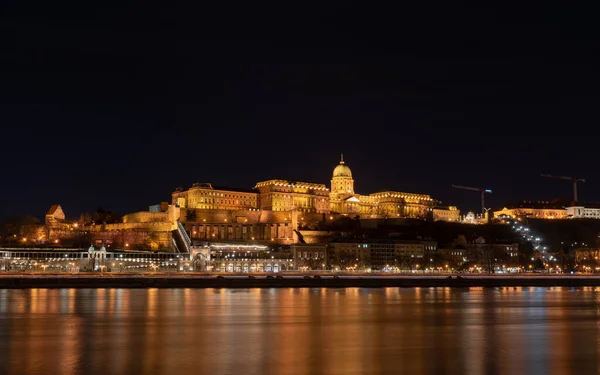 Будапеште Ночью Загорелся Замок Буда — стоковое фото