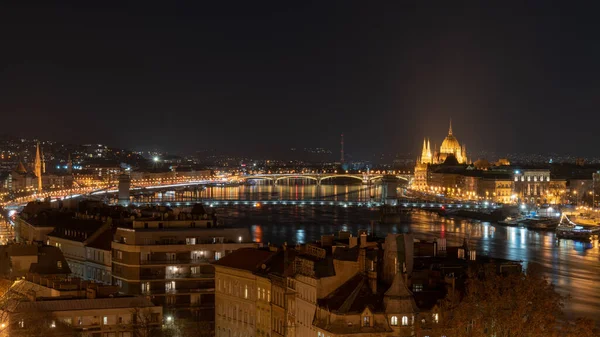 Городище Будапешта Зданием Венгерского Парламента Венгрии — стоковое фото