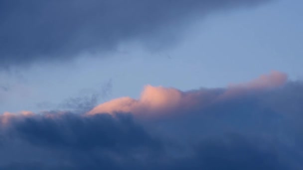 Sunlit Chmura Przeciw Błękitnym Niebem Podczas Zachodu Słońca — Wideo stockowe