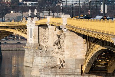 Margaret Köprüsü veya Margit Macaristan 'ın Budapeşte kentindeki Tuna Nehri üzerinde saklanıyordu.