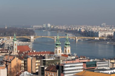 Macaristan 'da Tuna Nehri üzerindeki köprüleri ile Budapeşte' nin puslu şehirleri