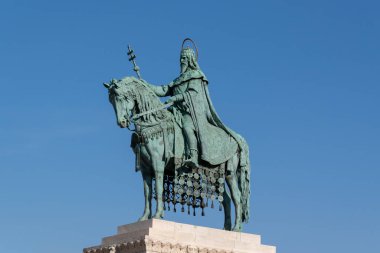 Macaristan 'ın Budapeşte kentindeki balıkçı kalesinde mavi gökyüzüne karşı Aziz Stephen Heykeli