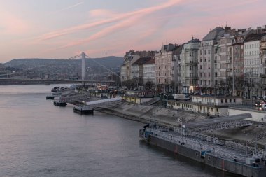 Macaristan 'ın başkenti Budapeşte ve Tuna nehri alacakaranlıkta