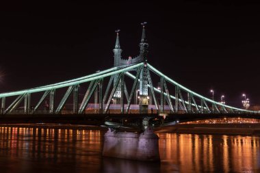 Tuna Nehri üzerindeki Özgürlük Köprüsü Budapeşte, Macaristan 'da gece aydınlandı