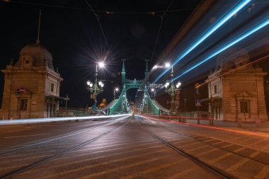 Macaristan 'ın Budapeşte kentindeki Liberty köprüsündeki araçlardan gelen hafif patikalar