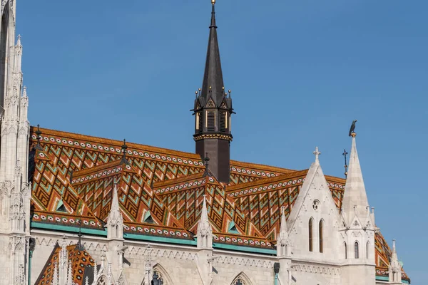 Színes Tetőcserepek Szent Máté Templomon Budapesten — Stock Fotó
