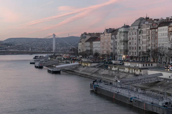 Macaristan 'ın başkenti Budapeşte ve Tuna nehri alacakaranlıkta