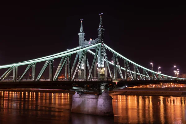 Liberty Bridge Danube Ποτάμι Φωτίζεται Νύχτα Στη Βουδαπέστη Ουγγαρία — Φωτογραφία Αρχείου