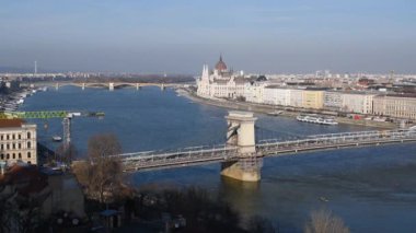 Macaristan 'da Tuna nehri ve parlamento binası üzerinde Szechenyi zinciri olan Budapeşte şehri