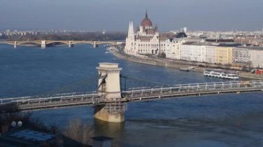 Macaristan 'da Tuna nehri ve parlamento binası üzerinde Szechenyi zinciri olan Budapeşte şehri