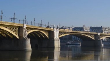 Budapeşte Macaristan 'da Tuna Nehri üzerinde trafiği olan Margaret veya Margit Köprüsü