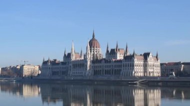 Budapeşte Macaristan 'daki Tuna Nehri' nde yansıyan parlamento binası