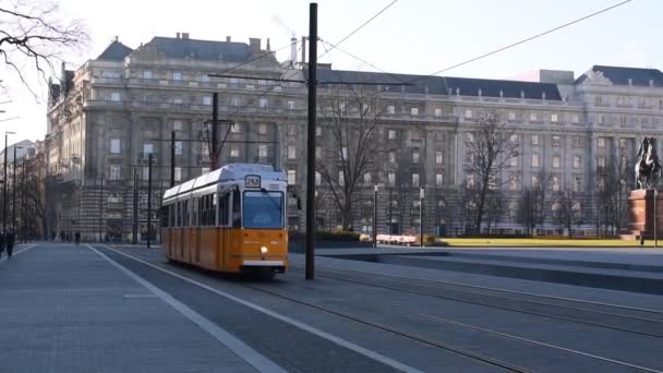 Conducción Tranvía Amarillo Transporte Público Plaza Kossuth Janos Budapest Hungría — Vídeo de stock