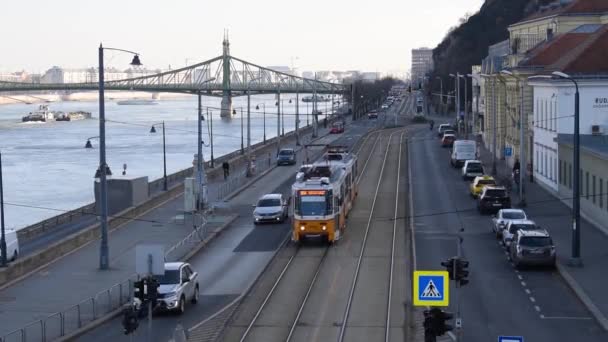Автомобили Трамвай Оживленной Улице Будапешта Венгрия — стоковое видео