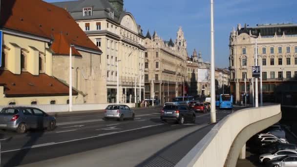 Занимательная Улица Движением Общественным Транспортом Будапеште Венгрия — стоковое видео